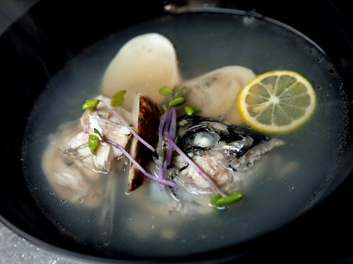 魚の頭とアサリと松茸の和スープ